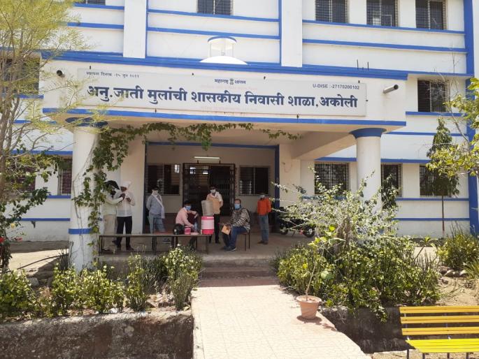 CoronaVirus: Mile Sur Mera Tumhara ! multilingual chatter in the segregation center at Jintur | CoronaVirus : मिले सूर मेरा तुम्हारा ! विलगीकरण केंद्रात रंगला बहुभाषिकांच्या गप्पांचा फड CoronaVirus: Mile Sur Mera Tumhara ! multilingual chatter in the segregation center at Jintur | CoronaVirus : मिले सूर मेरा तुम्हारा ! विलगीकरण केंद्रात रंगला बहुभाषिकांच्या गप्पांचा फड