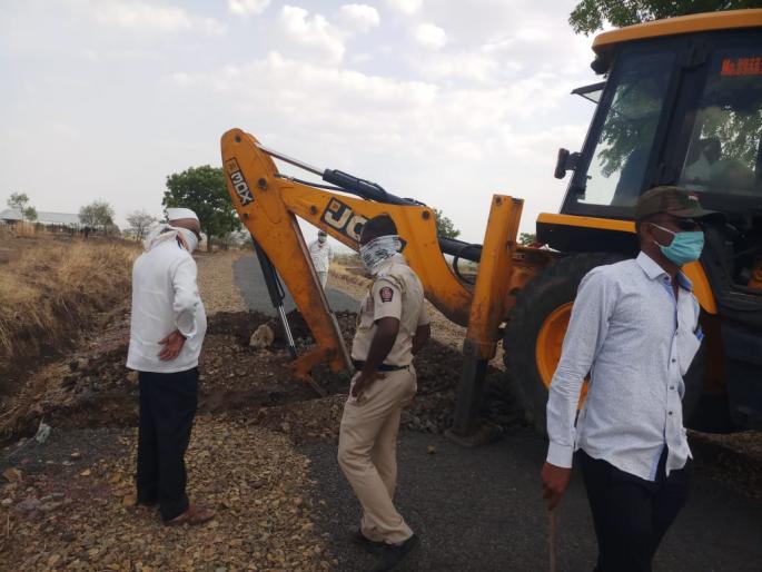 CoronaVirus: Boundaries of six villages near Jamkhed in Ashti taluka closed | CoronaVirus : आष्टी तालुक्यातील जामखेड लगतच्या सहा गावांच्या सीमा बंद; चोरवाटाही खोदून काढल्या