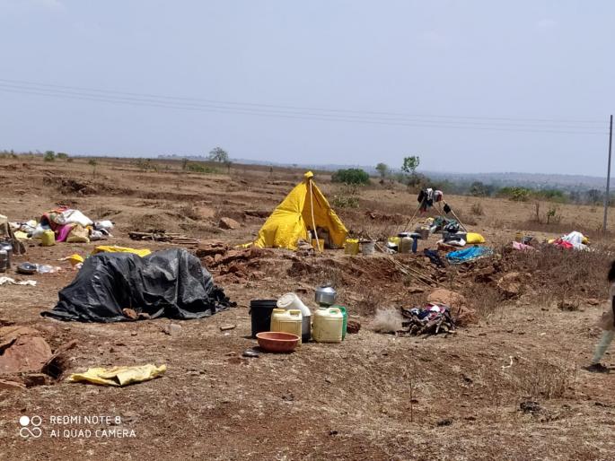 CoronaVirus: shame on administration! 42 people quarantined on no mans land in full heat | CoronaVirus : वा रे प्रशासन ! भर उन्हात माळरानावर केले ४२ जणांना क्वारंटाईन CoronaVirus: shame on administration! 42 people quarantined on no mans land in full heat | CoronaVirus : वा रे प्रशासन ! भर उन्हात माळरानावर केले ४२ जणांना क्वारंटाईन