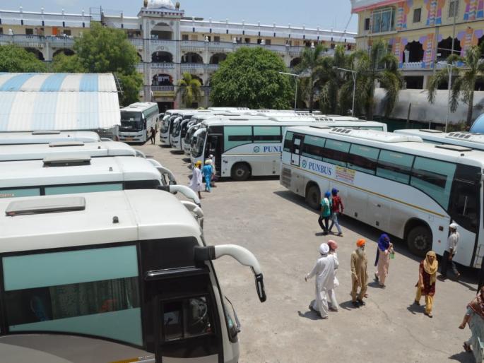 CoronaVirus: Easy way for Sikh devotees to go home; 80 Punjab government buses arrived | CoronaVirus : शीख भाविकांच्या स्वगृही जाण्याचा मार्ग सुकर; पंजाब सरकारच्या ८० बस दाखल CoronaVirus: Easy way for Sikh devotees to go home; 80 Punjab government buses arrived | CoronaVirus : शीख भाविकांच्या स्वगृही जाण्याचा मार्ग सुकर; पंजाब सरकारच्या ८० बस दाखल