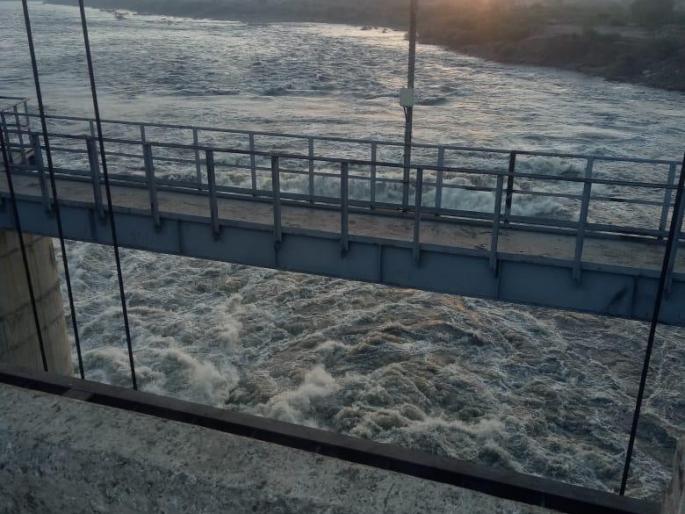 Nandedkar's thirst will be quenched; Police released water from Digras dam | नांदेडकरांची तहान भागणार; दिग्रस बंधाऱ्यातून पोलीस बंदोबस्तात सोडले पाणी Nandedkar's thirst will be quenched; Police released water from Digras dam | नांदेडकरांची तहान भागणार; दिग्रस बंधाऱ्यातून पोलीस बंदोबस्तात सोडले पाणी