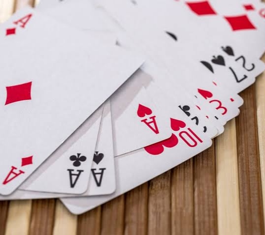 coronavirus: 24 people corona positive in Vijayawada, Who play playing card BKP | coronavirus : कंटाळा आला म्हणून पत्ते खेळायला गेले, 24 जण कोरोना पॉझिटिव्ह झाले coronavirus: 24 people corona positive in Vijayawada, Who play playing card BKP | coronavirus : कंटाळा आला म्हणून पत्ते खेळायला गेले, 24 जण कोरोना पॉझिटिव्ह झाले