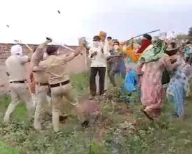 coronavirus: People angry over corona suspect's funeral, throw stones on police BKP | coronavirus : कोरोना संशयित महिलेच्या अंत्यसंस्कारांवरून लोक भडकले, पोलिसांवर दगड फेकले coronavirus: People angry over corona suspect's funeral, throw stones on police BKP | coronavirus : कोरोना संशयित महिलेच्या अंत्यसंस्कारांवरून लोक भडकले, पोलिसांवर दगड फेकले