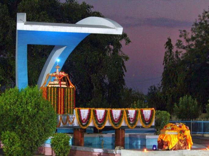 light of thousands of lamps in the yawali shahid | हजारो दिव्यांंच्या लख्ख उजेडात न्हाले यावली शहीद, राष्ट्रसंतांचा जन्मोत्सव सोहळा  light of thousands of lamps in the yawali shahid | हजारो दिव्यांंच्या लख्ख उजेडात न्हाले यावली शहीद, राष्ट्रसंतांचा जन्मोत्सव सोहळा