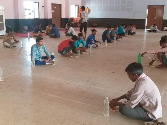 Others said Jai Maharashtra; | अन् परप्रांतीय म्हणाले जय महाराष्ट्र; निवारा केंद्रातील आदरतिथ्याने गेले भारावून Others said Jai Maharashtra; | अन् परप्रांतीय म्हणाले जय महाराष्ट्र; निवारा केंद्रातील आदरतिथ्याने गेले भारावून