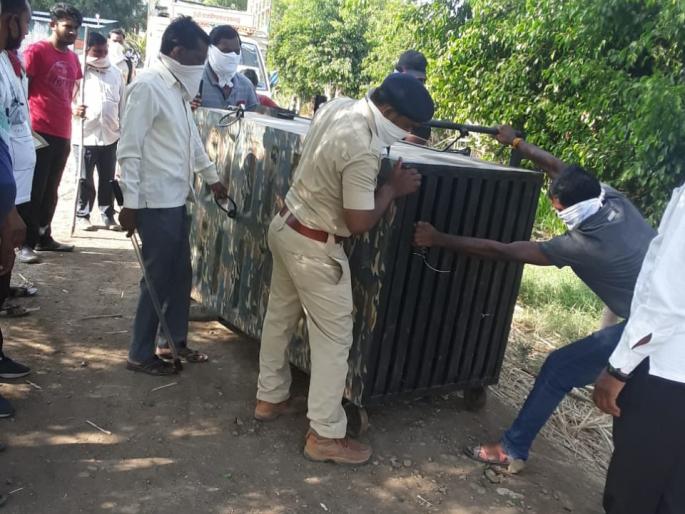 Leopard footprints found near Guardian Minister's field in Babhalgaon of Latur | बाभळगावात पालकमंत्र्यांच्या शेताजवळ आढळले बिबट्याच्या पावलांचे ठसे Leopard footprints found near Guardian Minister's field in Babhalgaon of Latur | बाभळगावात पालकमंत्र्यांच्या शेताजवळ आढळले बिबट्याच्या पावलांचे ठसे