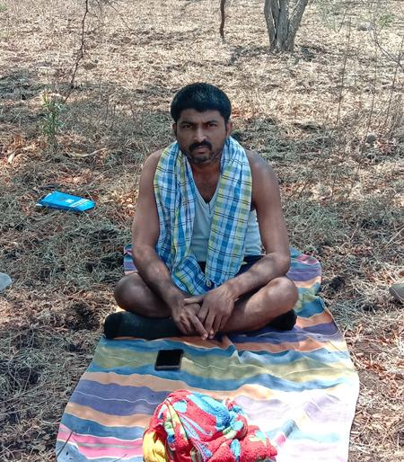 After walking for eight days in a row, he came to the village from Pune; When his family refused, he took refuge in the forest! | सलग आठ दिवस चालत ‘तो’ पुण्याहूून गावाकडं आला; घरच्यांनी नाकारताच त्यानं जंगलातच आश्रय घेतला ! After walking for eight days in a row, he came to the village from Pune; When his family refused, he took refuge in the forest! | सलग आठ दिवस चालत ‘तो’ पुण्याहूून गावाकडं आला; घरच्यांनी नाकारताच त्यानं जंगलातच आश्रय घेतला !