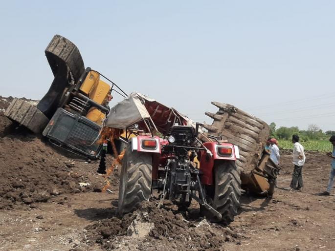 The youth fell on the Pokलेmon tractor and died on the spot | शेततळ्याचे काम करताना पोकलेन ट्रॅक्टरवर कोसळून युवक जागीच ठार The youth fell on the Pokलेmon tractor and died on the spot | शेततळ्याचे काम करताना पोकलेन ट्रॅक्टरवर कोसळून युवक जागीच ठार