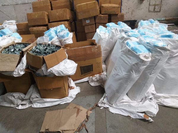 Coronavirus: Delhi customs busts racket of illegal export of masks, PPE, sanitisers to China pnm | Coronavirus: अवैधरित्या चीनला ५ लाख मास्क अन् ५७ लीटर सॅनिटायझर पाठवण्याचा डाव हाणून पाडला! Coronavirus: Delhi customs busts racket of illegal export of masks, PPE, sanitisers to China pnm | Coronavirus: अवैधरित्या चीनला ५ लाख मास्क अन् ५७ लीटर सॅनिटायझर पाठवण्याचा डाव हाणून पाडला!
