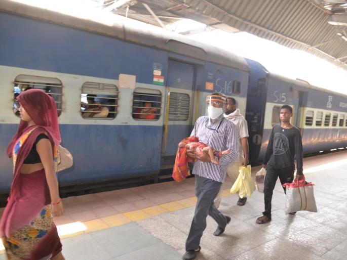 The train stopped for the baby; Mother gets car after help from journalists! | बाळाच्या आईची आर्त हाक साहेबांनी ऐकली, चिमुकल्याला घेऊन जाण्यासाठी चक्क रेल्वेही थांबली