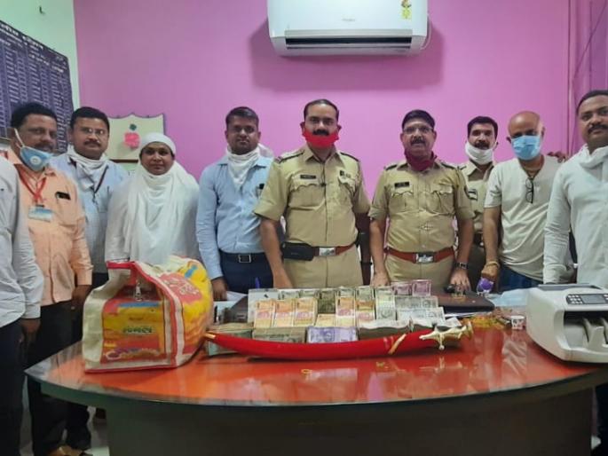 Police raid in Amalner city, | अमळनेरात पोलिसांची धाड, ४५ लाख रोख, दोन किलो गांजा जप्त Police raid in Amalner city, | अमळनेरात पोलिसांची धाड, ४५ लाख रोख, दोन किलो गांजा जप्त