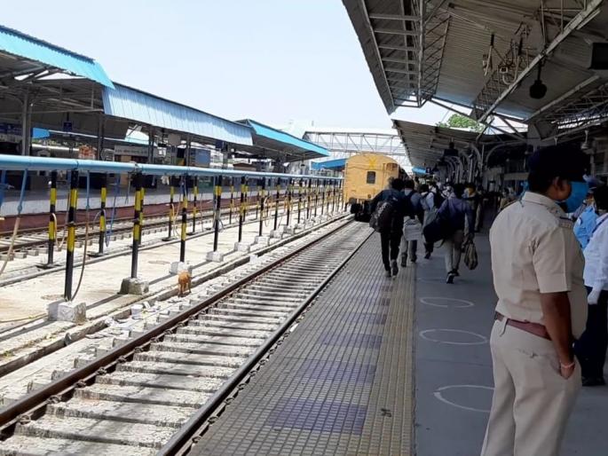 .... Railways stopped for four workers at Aurangabad Railway station | coronavirus lockdown : ...अन् चार श्रमिकांसाठी थांबवली रेल्वे .... Railways stopped for four workers at Aurangabad Railway station | coronavirus lockdown : ...अन् चार श्रमिकांसाठी थांबवली रेल्वे