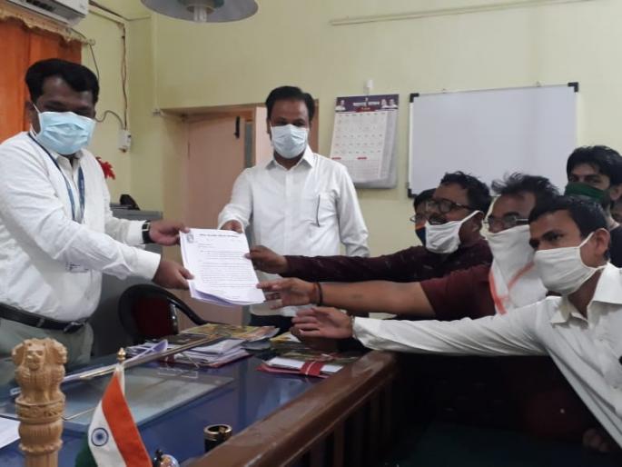 Salon shops will be open in Muktainagar from Friday | मुक्ताईनगरमध्ये शुक्रवारपासून सलून दुकाने सुरू होणार Salon shops will be open in Muktainagar from Friday | मुक्ताईनगरमध्ये शुक्रवारपासून सलून दुकाने सुरू होणार