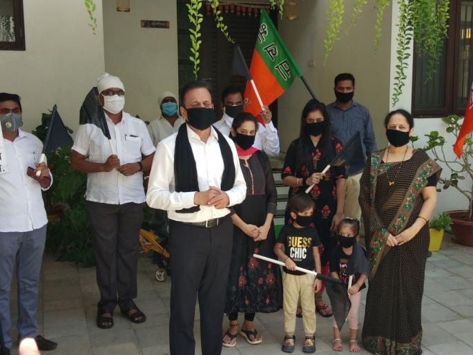 Support of the alliance government in the presence of Girish Mahajan | गिरीश महाजन यांच्या उपस्थितीत आघाडी सरकारच्या समर्थनार्थ घोषणा Support of the alliance government in the presence of Girish Mahajan | गिरीश महाजन यांच्या उपस्थितीत आघाडी सरकारच्या समर्थनार्थ घोषणा