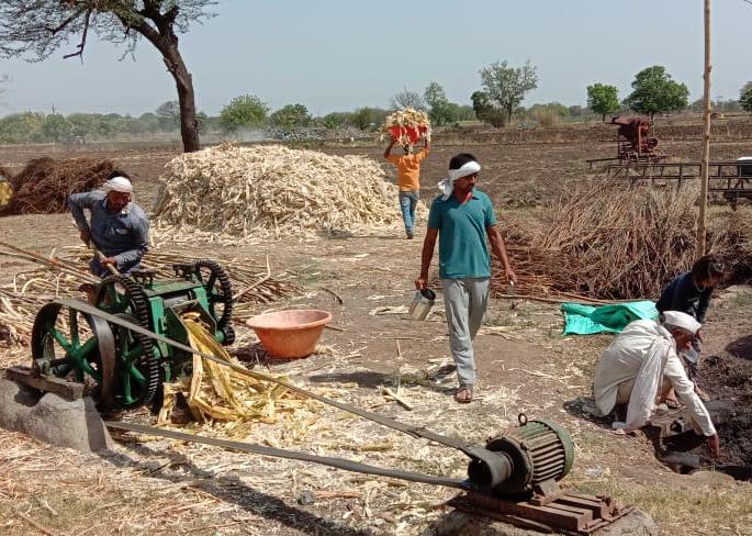 Raswanti shut down due to ‘lockdown’; Jaggery production from sugarcane! | ‘लॉकडाऊन’मुळे रसवंती बंद; शेतकऱ्याने केली ऊसापासून गुळ निर्मिती! Raswanti shut down due to ‘lockdown’; Jaggery production from sugarcane! | ‘लॉकडाऊन’मुळे रसवंती बंद; शेतकऱ्याने केली ऊसापासून गुळ निर्मिती!