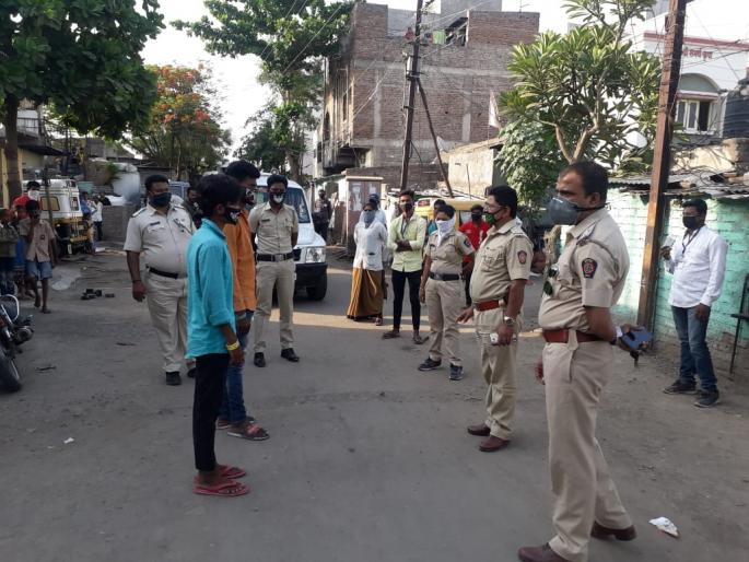 Seal area of kilometers in Pandharpur; Bajatpeth Kelly closed | पंढरपुरातील किलोमीटरचा परिसर सील; बाजातपेठ केली बंद Seal area of kilometers in Pandharpur; Bajatpeth Kelly closed | पंढरपुरातील किलोमीटरचा परिसर सील; बाजातपेठ केली बंद