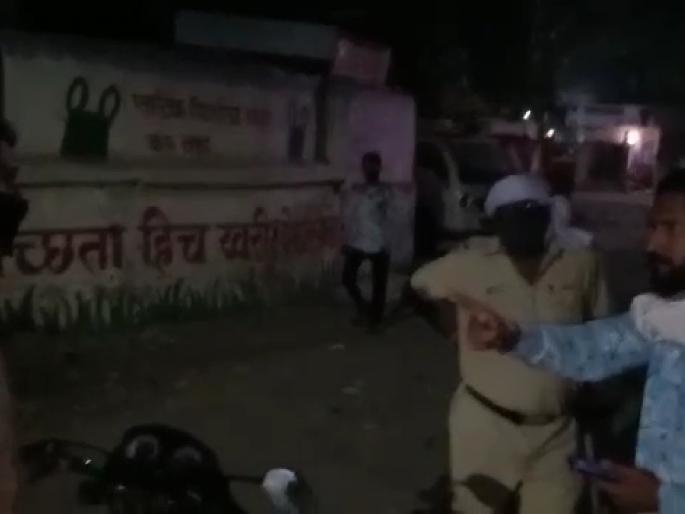 Filed a case against a youth for threatening akot police | अकोट पोलिसांना हातपाय तोडण्याची धमकी देणाऱ्याविरुद्ध गुन्हा दाखल Filed a case against a youth for threatening akot police | अकोट पोलिसांना हातपाय तोडण्याची धमकी देणाऱ्याविरुद्ध गुन्हा दाखल