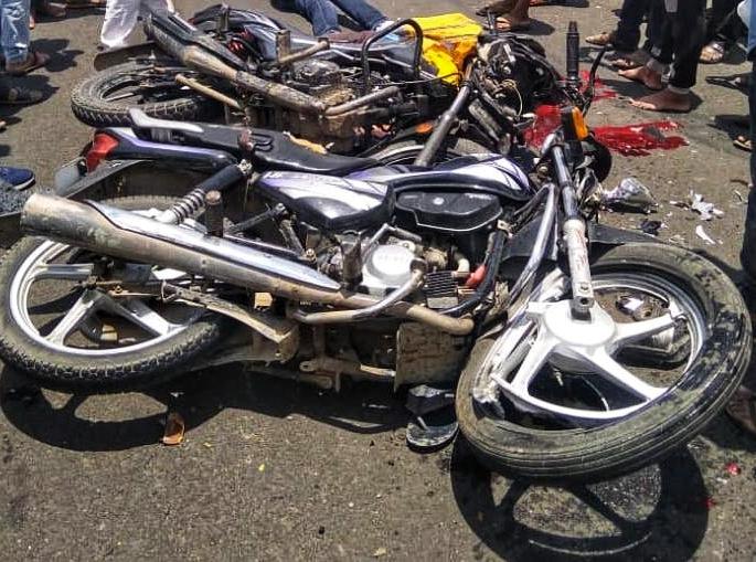 Both died on the spot between two bikes in Biloli; One seriously injured | बिलोलीत दुचाकींच्या समोरासमोरील धडकेत दोघांचा जागीच मृत्यू ; एक गंभीर जखमी