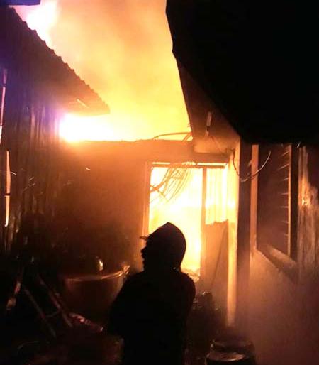 The woman who was trapped in the house on the second floor was taken out safely | अन् दुसºया मजल्यावर घरात अडकलेल्या महिलेला काढले सुखरूप बाहेर The woman who was trapped in the house on the second floor was taken out safely | अन् दुसºया मजल्यावर घरात अडकलेल्या महिलेला काढले सुखरूप बाहेर
