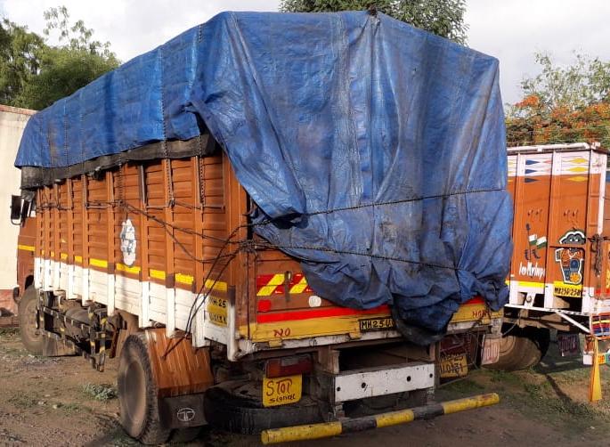 Police seized 75 tonnes of jaggery mixed in 38 barrels | टेम्पोसह ३८ बॅरेलमधील ७.५ टन गुळ मिश्रित मळी सांगोला पोलिसांकडून जप्त Police seized 75 tonnes of jaggery mixed in 38 barrels | टेम्पोसह ३८ बॅरेलमधील ७.५ टन गुळ मिश्रित मळी सांगोला पोलिसांकडून जप्त