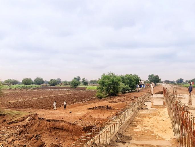 Hingoli hit by rain; washout an alternative bridge near Shirad Shahapur | हिंगोलीला पावसाचा तडाखा; शिरड शहापूरजवळ पर्यायी पूल वाहून गेला Hingoli hit by rain; washout an alternative bridge near Shirad Shahapur | हिंगोलीला पावसाचा तडाखा; शिरड शहापूरजवळ पर्यायी पूल वाहून गेला