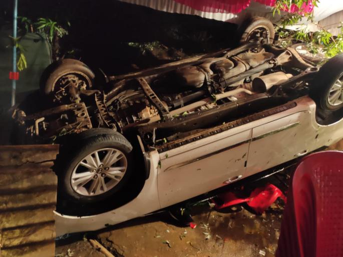 Innova car crash on bypass road; Vehicle directly to the wedding tent in palghar | इनोव्हा कारचा बायपास रोडवर अपघात; वाहन थेट लग्न मंडपात Innova car crash on bypass road; Vehicle directly to the wedding tent in palghar | इनोव्हा कारचा बायपास रोडवर अपघात; वाहन थेट लग्न मंडपात