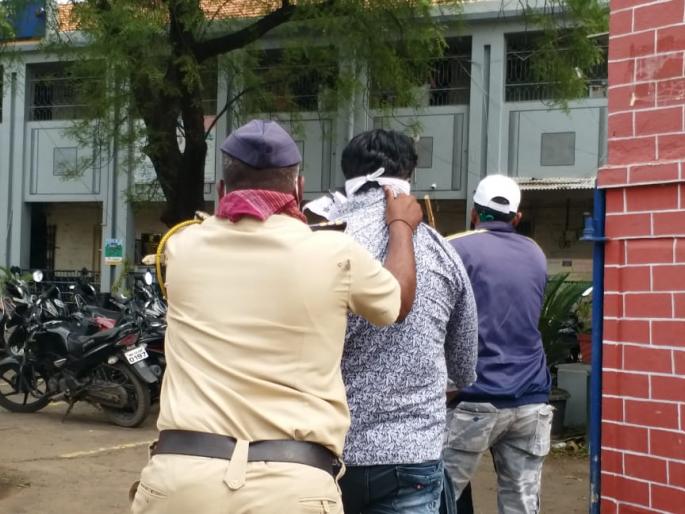 Home Minister's convoy blocked in Solapur; Proclamation of a young Panther activist | Breaking; सोलापुरात गृहमंत्र्यांचा ताफा अडविला; युवा पँथरच्या कार्यकर्त्याची घोषणाबाजी  Home Minister's convoy blocked in Solapur; Proclamation of a young Panther activist | Breaking; सोलापुरात गृहमंत्र्यांचा ताफा अडविला; युवा पँथरच्या कार्यकर्त्याची घोषणाबाजी