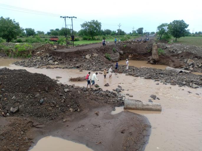 Hingoli hit by torrential rains; The bridge on the Goregaon-Sengaon road was swept away | हिंगोलीला मुसळधार पावसाचा तडाखा; गोरेगाव-सेनगाव रस्त्यावरील पूल वाहून गेला Hingoli hit by torrential rains; The bridge on the Goregaon-Sengaon road was swept away | हिंगोलीला मुसळधार पावसाचा तडाखा; गोरेगाव-सेनगाव रस्त्यावरील पूल वाहून गेला