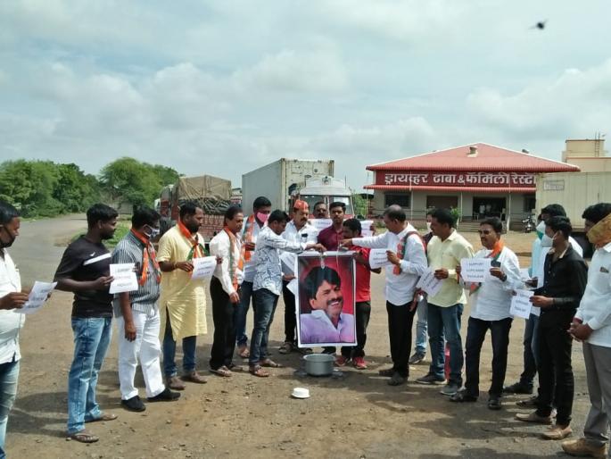 Milk anointing of Gopichand Padalkar's image by BJP workers in Baramati | बारामतीत आमदार गोपीचंद पडळकर यांच्या प्रतिमेला भाजप कार्यकर्त्यांकडून दुग्धाभिषेक Milk anointing of Gopichand Padalkar's image by BJP workers in Baramati | बारामतीत आमदार गोपीचंद पडळकर यांच्या प्रतिमेला भाजप कार्यकर्त्यांकडून दुग्धाभिषेक