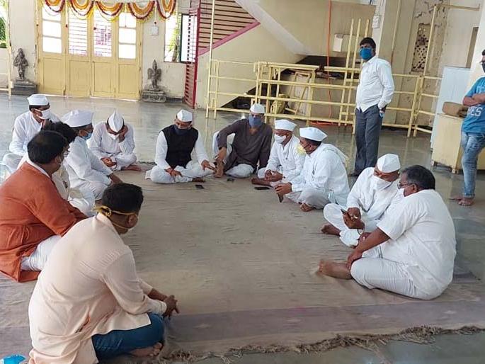 Beraking; Go back without visiting Panduranga; Raghunath Maharaj Gosavi's warning | Beraking; पांडुरंगाची भेट न घेता जाऊ माघारी; रघुनाथ महाराज गोसावींचा इशारा