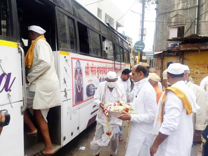 The return journey of the saints ’footsteps; Visit of saints' padukas and Vitthal on the twelfth day | संतांच्या पादुकांचा परतीचा प्रवास; द्वादशीच्या दिवशी संतांच्या पादुकांची आणि विठ्ठलाची भेट The return journey of the saints ’footsteps; Visit of saints' padukas and Vitthal on the twelfth day | संतांच्या पादुकांचा परतीचा प्रवास; द्वादशीच्या दिवशी संतांच्या पादुकांची आणि विठ्ठलाची भेट