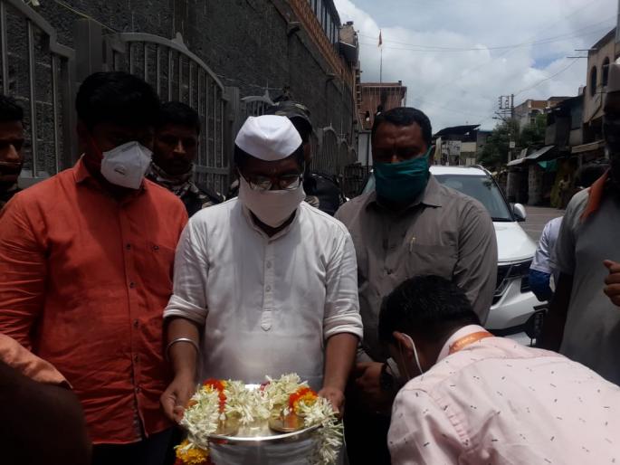 Filed a case against the person who brought Chhatrapati Shivaji Maharaj's shoes to Pandharpur without permission ... | छत्रपती शिवाजी महाराजांच्या पादुका विनापरवाना पंढरपूरला आणणाऱ्याविरुद्ध गुन्हा दाखल... Filed a case against the person who brought Chhatrapati Shivaji Maharaj's shoes to Pandharpur without permission ... | छत्रपती शिवाजी महाराजांच्या पादुका विनापरवाना पंढरपूरला आणणाऱ्याविरुद्ध गुन्हा दाखल...