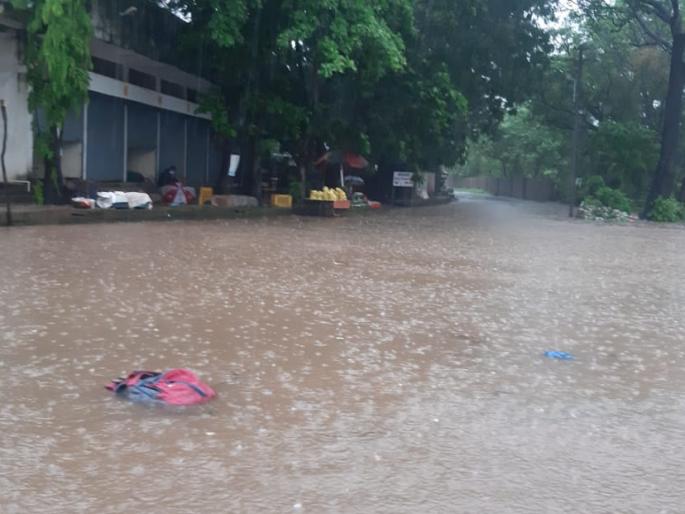 Heavy rains in the district, flooding in many places | जिल्ह्यात पावसाची जोरदार बॅटींग, अनेक ठिकाणी भरले पाणी Heavy rains in the district, flooding in many places | जिल्ह्यात पावसाची जोरदार बॅटींग, अनेक ठिकाणी भरले पाणी