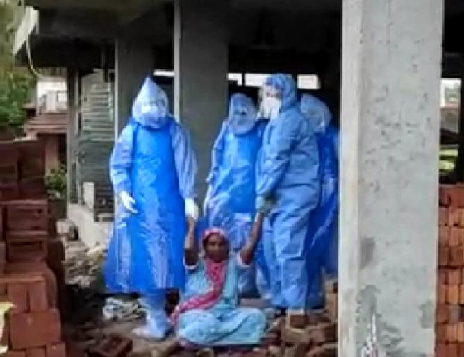 Corona virus: Corona-infected women ran away from covid centre in talegaon dabhade | Corona virus : तळेगाव दाभाडे येथे कोरोनाबाधित महिलेने रुग्णालयातून पळ काढल्यामुळे उडाली धावपळ Corona virus: Corona-infected women ran away from covid centre in talegaon dabhade | Corona virus : तळेगाव दाभाडे येथे कोरोनाबाधित महिलेने रुग्णालयातून पळ काढल्यामुळे उडाली धावपळ