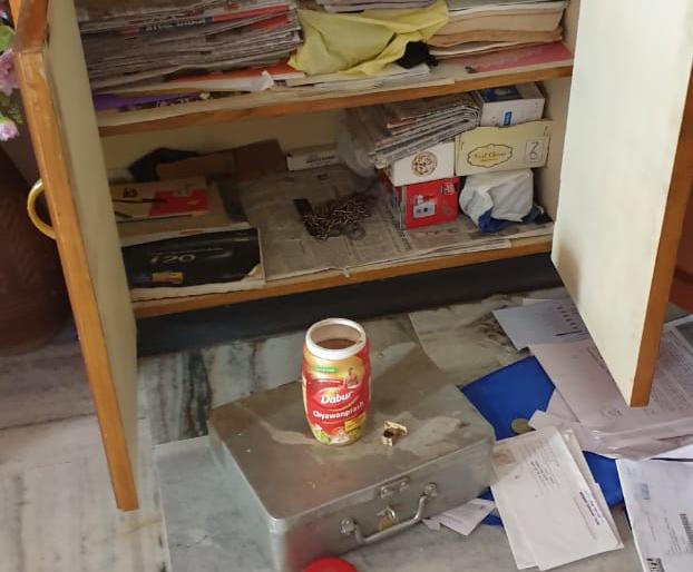 He broke into the lawyer's house and stole Rs 2.5 lakh | वकीलाचे बंद घर फोडून अडीच लाखाचा ऐवज लांबविला He broke into the lawyer's house and stole Rs 2.5 lakh | वकीलाचे बंद घर फोडून अडीच लाखाचा ऐवज लांबविला
