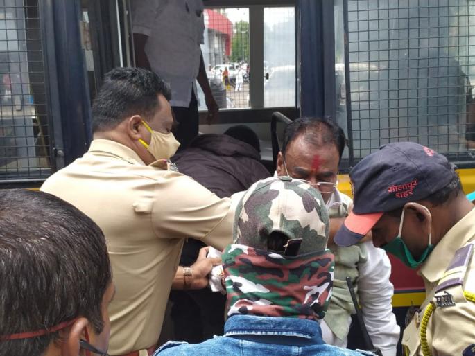 Shiv Sena leader arrested in Solapur for arguing with police | Video:...अन् शिवसेना नेत्याची कॉलर धरून पोलिसांनी खेचत व्हॅनमध्ये नेले!