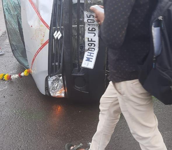 The car blew up the oncoming bike in the wrong direction, killing one, | कारने चुकीच्या दिशेने येणाऱ्या दुचाकीला उडवले, एक ठार,