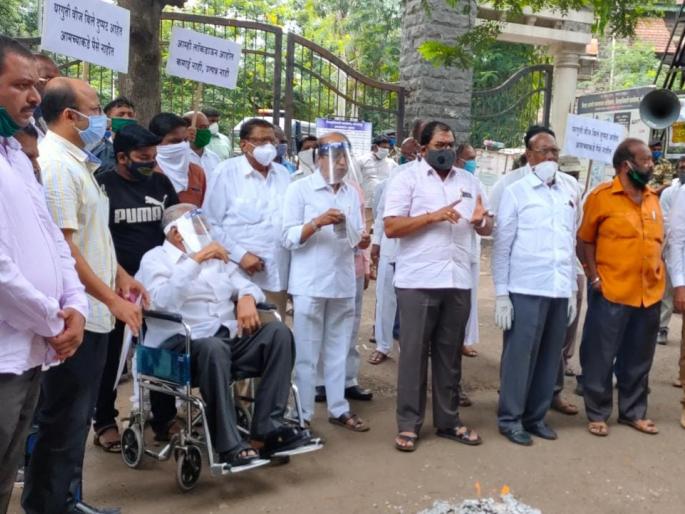 Holi of increased electricity bill in Kolhapur, Dr. In the ND Patil movement | कोल्हापुरात वाढीव वीज बिलाची होळी, डॉ. एन.डी.पाटील आंदोलनात Holi of increased electricity bill in Kolhapur, Dr. In the ND Patil movement | कोल्हापुरात वाढीव वीज बिलाची होळी, डॉ. एन.डी.पाटील आंदोलनात