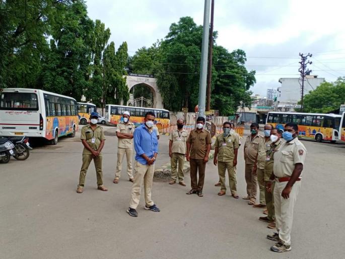 Coronavirus: Driver angry over disinfection of city bus | Coronavirus : बाधितांना रुग्णालयात सोडणाऱ्या बसच्या निर्जंतुकीकरणाकडे दुर्लक्ष, चालक संतप्त Coronavirus: Driver angry over disinfection of city bus | Coronavirus : बाधितांना रुग्णालयात सोडणाऱ्या बसच्या निर्जंतुकीकरणाकडे दुर्लक्ष, चालक संतप्त