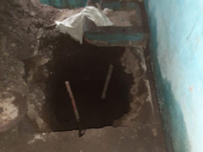 In the light of the magician's 'deeds'; Excavation in the old castle for hidden treasures on Mars | मांत्रिकाची 'करणी' उजेडात; मंगळवेढ्यात गुप्तधनासाठी जुन्या वाड्यात खोदकाम In the light of the magician's 'deeds'; Excavation in the old castle for hidden treasures on Mars | मांत्रिकाची 'करणी' उजेडात; मंगळवेढ्यात गुप्तधनासाठी जुन्या वाड्यात खोदकाम