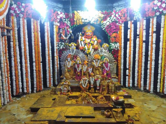 The Somvati Yatra was performed in the traditional manner on the backdrop of the corona in jejuri | कोरोनाच्या पार्श्वभूमीवर खबरदारी घेत जेजुरीत पारंपारिक धार्मिक विधींसह सोमवती यात्रा संपन्न The Somvati Yatra was performed in the traditional manner on the backdrop of the corona in jejuri | कोरोनाच्या पार्श्वभूमीवर खबरदारी घेत जेजुरीत पारंपारिक धार्मिक विधींसह सोमवती यात्रा संपन्न
