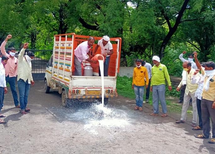 'Swabhimani' aggressive on milk price hike; Movement by pouring milk on the streets | दूध दरवाढीवर 'स्वाभिमानी' आक्रमक; रस्त्यावर दूध ओतून केले आंदोलन