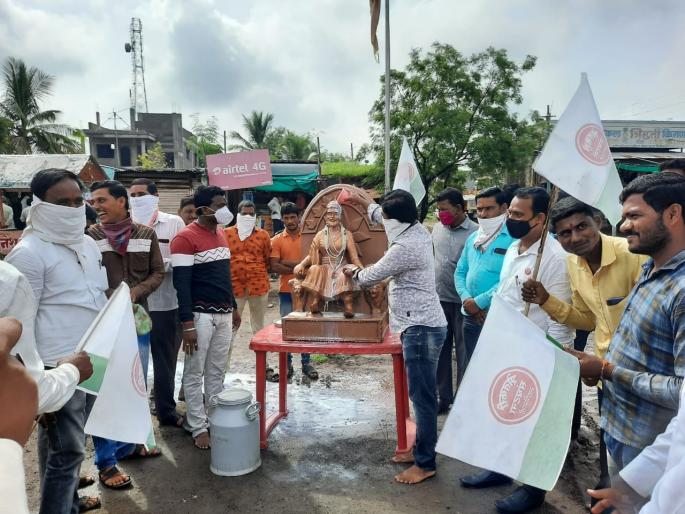 Milk price agitation ignited; Protest of Mahavikas Aghadi by anointing Shivaraya with milk | दुधदरवाढ आंदोलन पेटले; छत्रपती शिवरायांना दुग्धाभिषेक घालून महाविकास आघाडीचा निषेध Milk price agitation ignited; Protest of Mahavikas Aghadi by anointing Shivaraya with milk | दुधदरवाढ आंदोलन पेटले; छत्रपती शिवरायांना दुग्धाभिषेक घालून महाविकास आघाडीचा निषेध