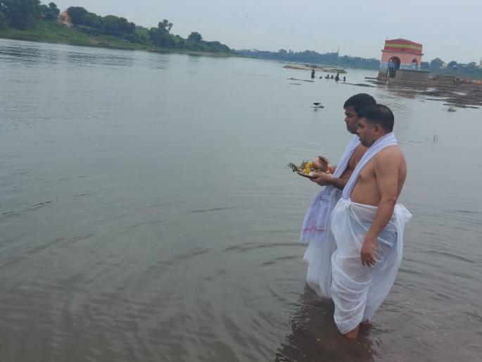Goa's Deputy Chief Minister immersed his father in Chandrabhaga in Pandharpur | गोव्याच्या उपमुख्यमंत्र्यांनी केले वडिलांचे चंद्रभागेत अस्थी विसर्जन Goa's Deputy Chief Minister immersed his father in Chandrabhaga in Pandharpur | गोव्याच्या उपमुख्यमंत्र्यांनी केले वडिलांचे चंद्रभागेत अस्थी विसर्जन