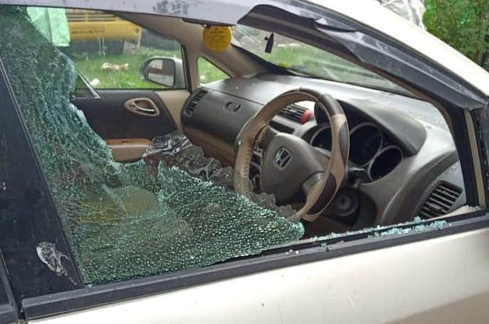 Vehicles breaken by three people for create terror, incidents in sangvi | सांगवीत वाहनांची तोडफोड करत दहशत माजविण्याचा प्रयत्न, एका अल्पवयीनसह 3 संशयित ताब्यात Vehicles breaken by three people for create terror, incidents in sangvi | सांगवीत वाहनांची तोडफोड करत दहशत माजविण्याचा प्रयत्न, एका अल्पवयीनसह 3 संशयित ताब्यात