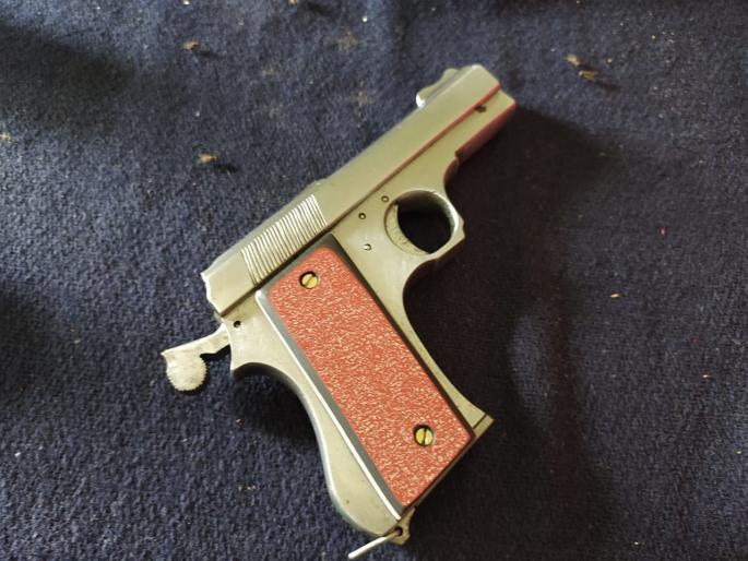 The bullets fired at the headmaster, escaped unhurt | मुख्याध्यापकवर शाळेतच झाडल्या गोळ्या, नेम चुकल्याने थोडक्यात बचावले