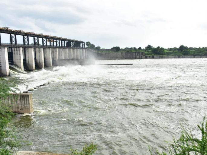 The gates of two bandhara including Vishnupuri Dam were opened in Nanded | नांदेडमध्ये विष्णुपुरीसह दोन बंधाऱ्याचे दरवाजे उघडले The gates of two bandhara including Vishnupuri Dam were opened in Nanded | नांदेडमध्ये विष्णुपुरीसह दोन बंधाऱ्याचे दरवाजे उघडले