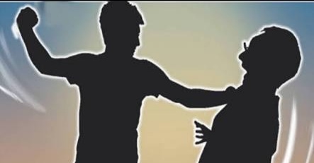 Abusing and beating to group development officer and driver by corona positive patient | कोरोना पॉझिटिव्ह रुग्णाकडून गटविकास अधिकारी, वाहनचालकास शिवीगाळ व मारहाण; सोमाटणे येथील घटना