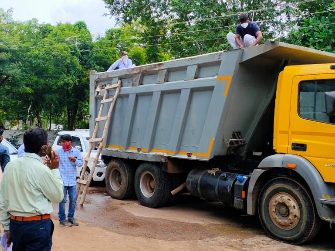 Audit of sand truck by revenue department exposed by construction department | महसूल विभागाने केलेल्या वाळू ट्रकच्या पंचनाम्याचा बांधकाम विभागाकडून पर्दाफाश Audit of sand truck by revenue department exposed by construction department | महसूल विभागाने केलेल्या वाळू ट्रकच्या पंचनाम्याचा बांधकाम विभागाकडून पर्दाफाश