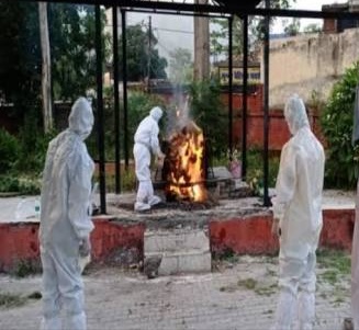 Wow Sarpanch Wow.! Humanity was shown by cremating the corona victims | व्वा सरपंच व्वा.! कोरोनाबाधितांवर अंत्यसंस्कार करून दाखवली माणुसकी Wow Sarpanch Wow.! Humanity was shown by cremating the corona victims | व्वा सरपंच व्वा.! कोरोनाबाधितांवर अंत्यसंस्कार करून दाखवली माणुसकी